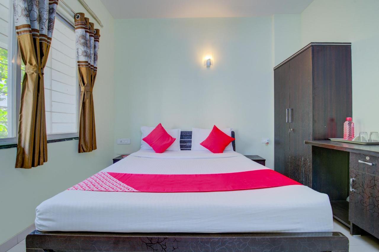 Hotel E Serai Pune Esterno foto